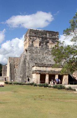 Maya Piramidi Chichen Itza 'yı ziyaret ediyorum. Chichen Itza, Meksika 'nın Yucatan kentindeki en çok ziyaret edilen arkeolojik alanlardan biri..