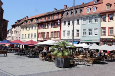 Heidelberg şehir merkezindeki yaya dostu alışveriş ve gezintiler sırasında. Heidelberg, Almanya 'nın Baden-Wrttemberg eyaletinde yer alan bir şehirdir. Heidelberg yoğun nüfuslu Ren-Neckar Bölgesi 'nin bir parçasıdır..
