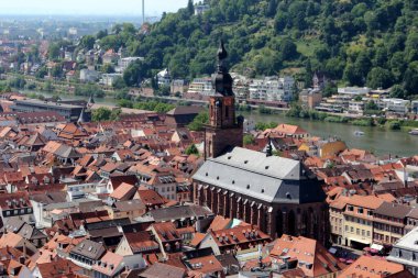 Heidelberg, Almanya 'ya bakın. Heidelberg, Almanya 'nın Baden-Wrttemberg eyaletinde yer alan bir şehirdir. Heidelberg, yoğun nüfuslu Ren-Neckar Büyükşehir Bölgesi 'nin bir parçasıdır..