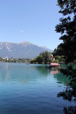 Slovenya 'daki Bled Gölü. Bled Castle, Slovenya 'nın Bled kentinde Bled Gölü' ne bakan bir uçurum üzerine inşa edilmiş bir ortaçağ kalesidir. Slovenya 'nın en eski şatosudur ve şu anda Slovenya' nın en çok ziyaret edilen turizm merkezlerinden biri konumundadır..