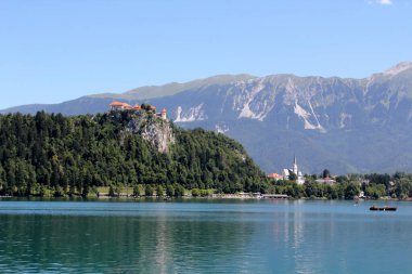Bled Castle, Slovenya 'nın Bled kentinde Bled Gölü' ne bakan bir uçurum üzerine inşa edilmiş bir ortaçağ kalesidir. Slovenya 'nın en eski şatosudur ve şu anda Slovenya' nın en çok ziyaret edilen turizm merkezlerinden biri konumundadır..