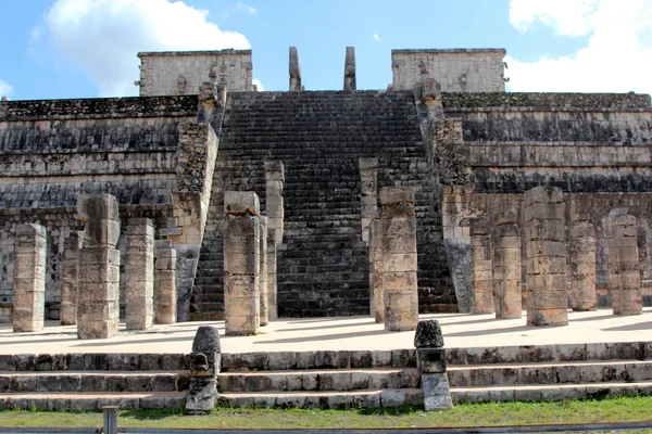 マヤのピラミッドChichen Itzaを訪れてください チチェン イッツァはメキシコのユカタンで最も訪問された考古学遺跡の一つです — ストック写真