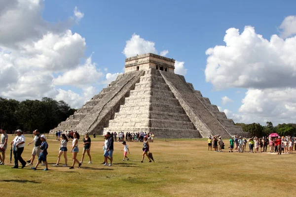 Visiting Mayan Pyramid Chichen Itza Chichen Itza One Most Visited — Stock Photo, Image