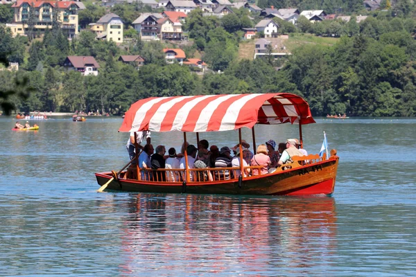 Barca Turistica Legno Sul Lago Bled Non Lontano Dal Castello — Foto Stock