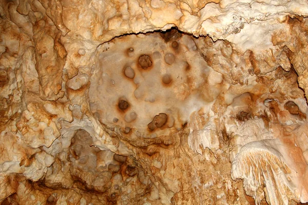 洞窟の壁 石筍と背景やテクスチャとして鍾乳石 — ストック写真