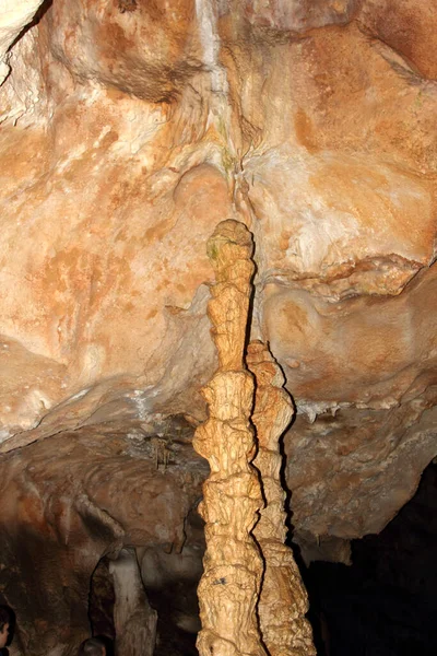 Grottvägg Stalagmiter Och Stalaktiter Som Bakgrund Eller Struktur — Stockfoto