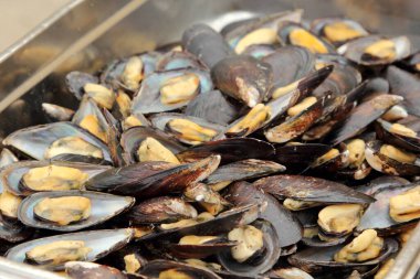 Lezzetli pişirilmiş midye. Sağlıklı deniz ürünleri.