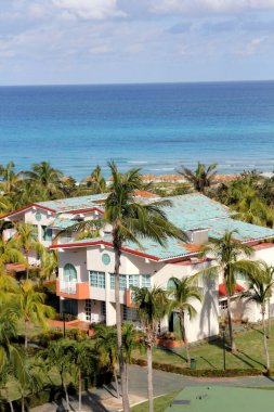 Arka plan olarak tropik Karayip plajı ve zümrüt su manzarası. Rüya tatilleri