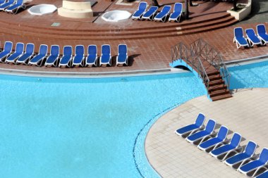 Palmiyeli lüks bir tatil köyü havuzu. Güney, Karayipler.