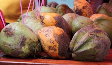 Havana, Küba 'da karışık tropik yerel ürünlerle meyve ve sebze pazarı