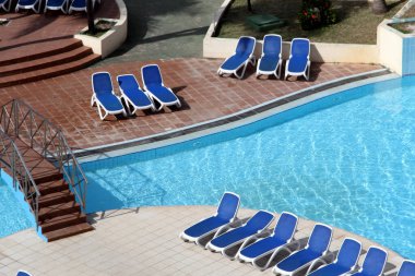 Palmiyeli lüks bir tatil köyü havuzu. Güney, Karayipler.