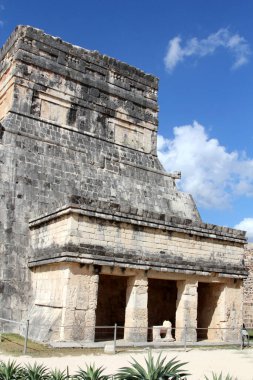  Maya Piramidi Chichen Itza. Chichen Itza, Meksika 'nın Yucatan kentindeki en çok ziyaret edilen arkeolojik alanlardan biri..