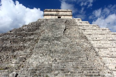  Maya Piramidi Chichen Itza. Chichen Itza, Meksika 'nın Yucatan kentindeki en çok ziyaret edilen arkeolojik alanlardan biri..