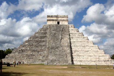  Maya Piramidi Chichen Itza. Chichen Itza, Meksika 'nın Yucatan kentindeki en çok ziyaret edilen arkeolojik alanlardan biri..