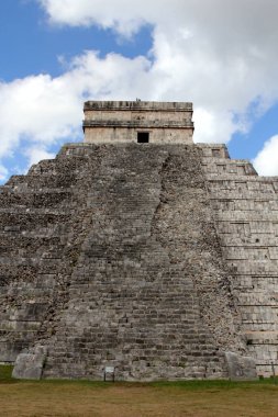 Maya Piramidi Chichen Itza. Chichen Itza, Meksika 'nın Yucatan kentindeki en çok ziyaret edilen arkeolojik alanlardan biri..
