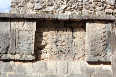 Meksika, Yucatan 'daki Maya piramidinin arkeolojik bir alanı olan Chichen Itza' daki taş yardım ekibi..