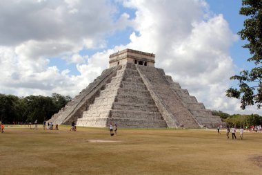 Maya Piramidi Chichen Itza 'yı ziyaret ediyorum. Chichen Itza, Meksika 'nın Yucatan kentindeki en çok ziyaret edilen arkeolojik alanlardan biri..
