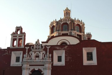 Santo Domingo Kilisesi, Puebla, Meksika. Rosario Şapeli Santo Domingo Kilisesi 'nde bulunmaktadır. Yeni İspanya Barok 'unu temsil eden sembolizm, görüntü ve elementlerle doludur.