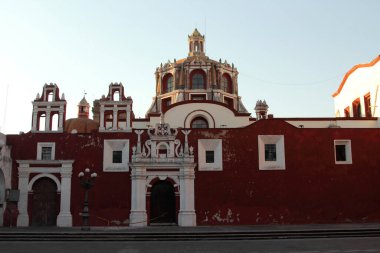 Santo Domingo Kilisesi, Puebla, Meksika. Rosario Şapeli Santo Domingo Kilisesi 'nde bulunmaktadır. Yeni İspanya Barok 'unu temsil eden sembolizm, görüntü ve elementlerle doludur.