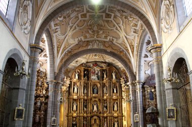 Santo Domingo Kilisesi, Puebla, Meksika. Rosario Şapeli Santo Domingo Kilisesi 'nde bulunmaktadır. Yeni İspanya Barok 'unu temsil eden sembolizm, görüntü ve elementlerle doludur.