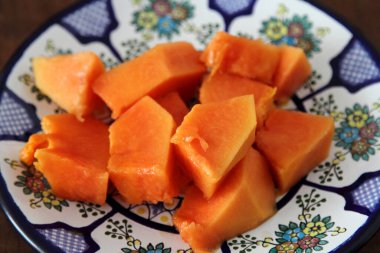 Talavera seramiğinde olgun papaya meyvesi. Geleneksel Meksika tabağı, yemeye hazır..