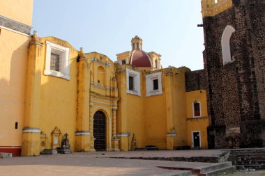 Cholula, Puebla, Meksika 'daki Cholula Ana Meydanı' ndaki San Pedro Apostol Kilisesi..