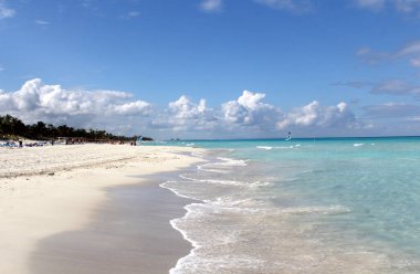 Arka plan olarak tropik Karayip plajı ve zümrüt su manzarası. Rüya tatilleri