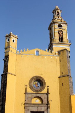 Cholula, Puebla, Meksika 'daki Cholula Ana Meydanı' ndaki San Pedro Apostol Kilisesi. Depremden sonra tarihi bina.