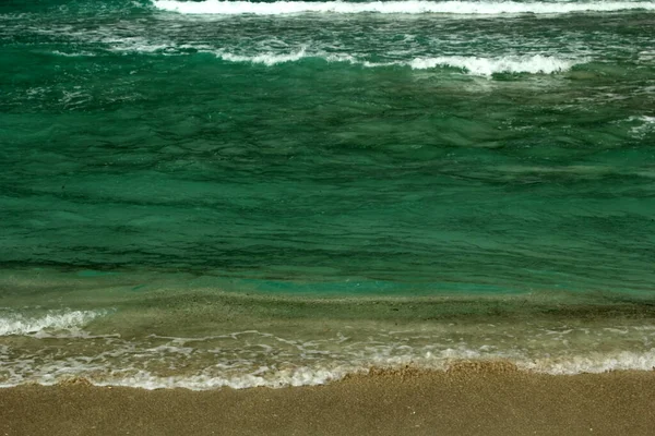 热带海滩作为背景或质地的沙滩上的水 — 图库照片