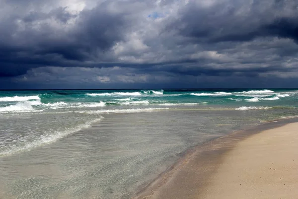 熱帯カリブ海のビーチとエメラルド水の風景 — ストック写真