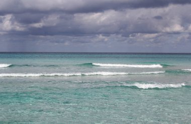 Tropik Karayip plajı ve zümrüt su manzarası