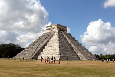  Maya Piramidi Chichen Itza. Chichen Itza, Meksika 'nın Yucatan kentindeki en çok ziyaret edilen arkeolojik alanlardan biri..