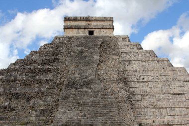  Maya Piramidi Chichen Itza. Chichen Itza, Meksika 'nın Yucatan kentindeki en çok ziyaret edilen arkeolojik alanlardan biri..