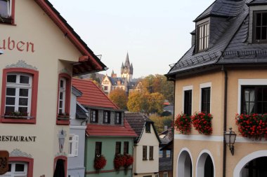 Koenigstein 'in tarihi Altstadt Eski Kasabası. Knigstein im Taunus, Almanya 'nın Hesse kentindeki Taunus' un sık ağaçlı yamaçlarında yer alan bir sağlık merkezidir..