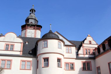 Weilburg Kalesi, Hesse, Almanya. Weilburg Şatosu Hesse, Almanya 'daki en önemli barok saraylarından biridir. Weilburg, Limburg-Weilburg bölgesinin en büyük üçüncü şehridir..