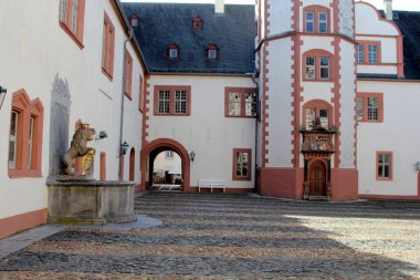 Weilburg Kalesi, Hesse, Almanya. Weilburg Şatosu Hesse, Almanya 'daki en önemli barok saraylarından biridir. Weilburg, Limburg-Weilburg bölgesinin en büyük üçüncü şehridir..