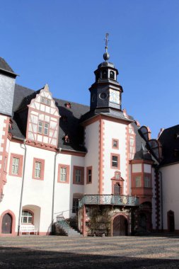 Weilburg Kalesi, Hesse, Almanya. Weilburg Şatosu Hesse, Almanya 'daki en önemli barok saraylarından biridir. Weilburg, Limburg-Weilburg bölgesinin en büyük üçüncü şehridir..
