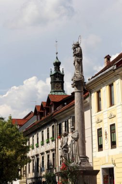 Slovenya 'nın ortaçağ köyü Skofja Loka' nın tarihi mimarisi.
