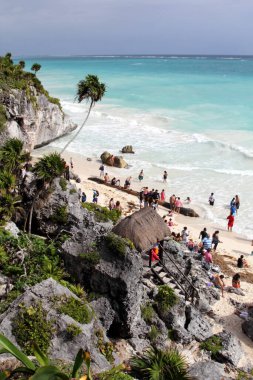 Karayip denizinin turkuaz suları, sahil kenarının beyaz kumu Tulum, Yucatan yarımadası, Meksika 'nın tropikal bitki örtüsü. Tulum 'un Maya Harabeleri.