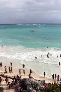 Karayip denizinin turkuaz suları, sahil kenarının beyaz kumu Tulum, Yucatan yarımadası, Meksika 'nın tropikal bitki örtüsü. Tulum 'un Maya Harabeleri.