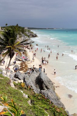 Karayip denizinin turkuaz suları, sahil kenarının beyaz kumu Tulum, Yucatan yarımadası, Meksika 'nın tropikal bitki örtüsü. Tulum 'un Maya Harabeleri.