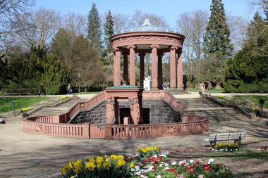 Kaplıca parkında termal suyu olan tapınak Bad Homburg, Hesse, Almanya.