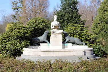 Bad Homburg, Hesse, Almanya 'ya park et. Kötü Homburg en çok tıbbi olarak kullanılan maden suları ve kaplıcalarıyla bilinir..