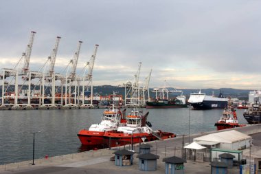 Slovenya 'nın Koper limanındaki konteyner gemisi ve konteyner vinçlerinin görüntüsü.