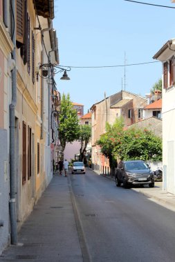 Slovenya 'daki Izola Tatil Köyü. Izola, Slovenya 'nın Adriyatik yarımadasının Adriyatik kıyısında yer alan eski bir balıkçı kasabasıdır..