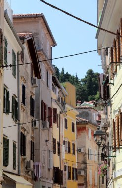 Piran 'ın tarihi mimarisi. Piran, Slovenya 'nın Adriyatik Denizi' nin güneybatısında, bölgenin idari merkezi ve Slovenya 'nın başlıca turistik merkezlerinden biri olan küçük bir kasabadır..