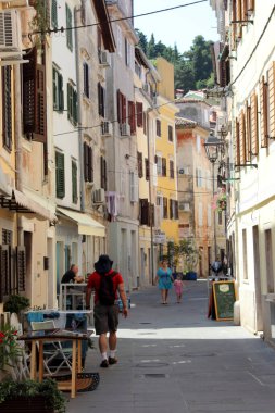Slovenya, Piran 'da eski dar bir cadde. Piran, Slovenya 'nın Adriyatik Denizi' nin güneybatısında, bölgenin idari merkezi ve Slovenya 'nın başlıca turistik merkezlerinden biri olan küçük bir kasabadır..
