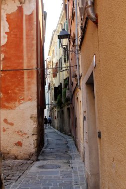 Slovenya, Piran 'da eski dar bir cadde. Piran, Slovenya 'nın Adriyatik Denizi' nin güneybatısında, bölgenin idari merkezi ve Slovenya 'nın başlıca turistik merkezlerinden biri olan küçük bir kasabadır..