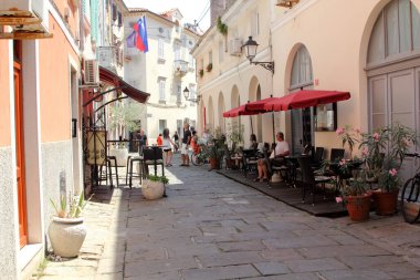 Slovenya, Piran 'da eski dar bir cadde. Piran, Slovenya 'nın Adriyatik Denizi' nin güneybatısında, bölgenin idari merkezi ve Slovenya 'nın başlıca turistik merkezlerinden biri olan küçük bir kasabadır..