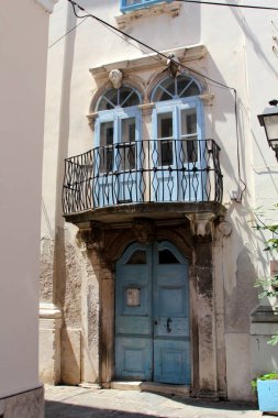 Slovenya, Piran 'ın tarihi mimarisi. Piran, Slovenya 'nın Adriyatik Denizi' nin güneybatısında, bölgenin idari merkezi ve Slovenya 'nın başlıca turistik merkezlerinden biri olan küçük bir kasabadır..